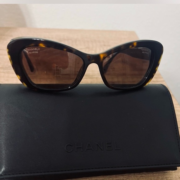 Do Not Buy - Authentic Chanel Tortoise Cat Eye Sunglasses with pearls CH5481HA - Picture 4 of 4